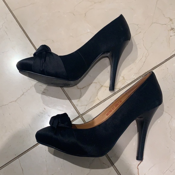 Never worn Satin heels - Picture 2 of 4